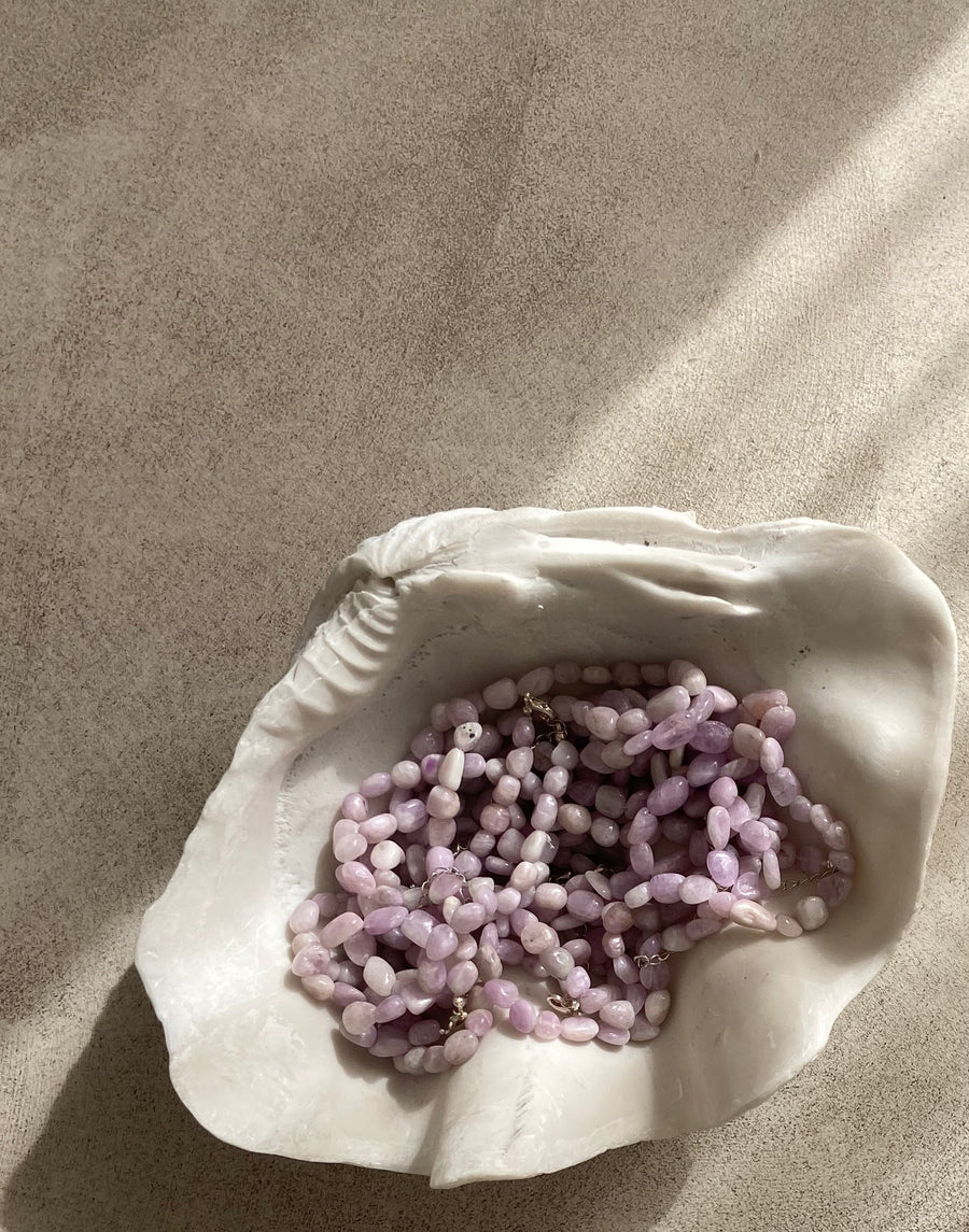COLLIER GALETS KUNZITE : FÉMINITÉ
