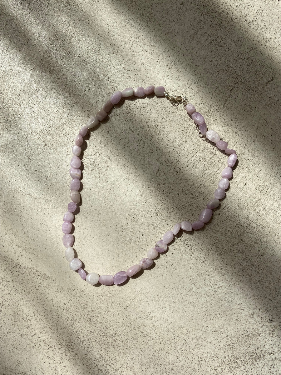 COLLIER GALETS KUNZITE : FÉMINITÉ