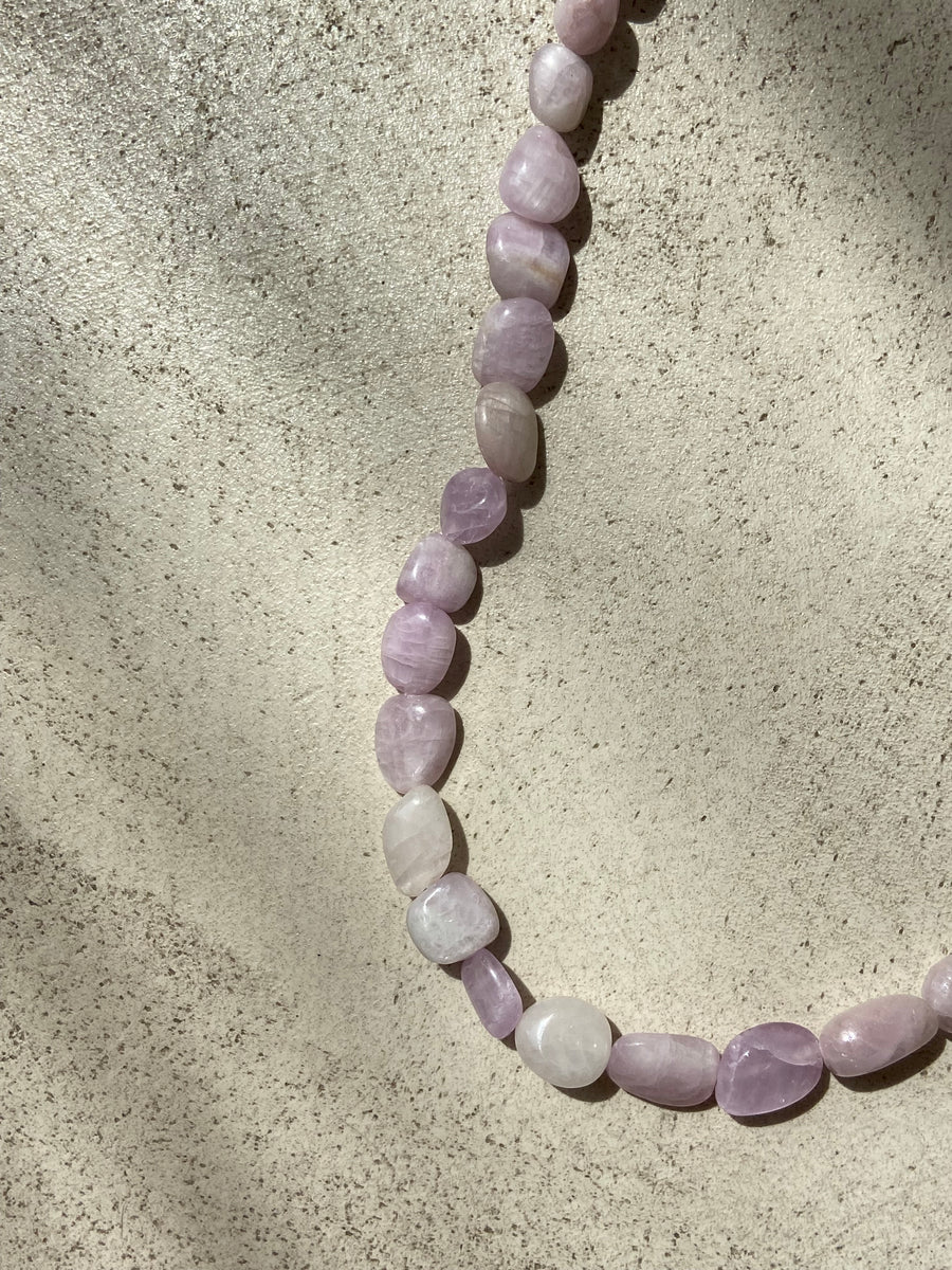 COLLIER GALETS KUNZITE : FÉMINITÉ