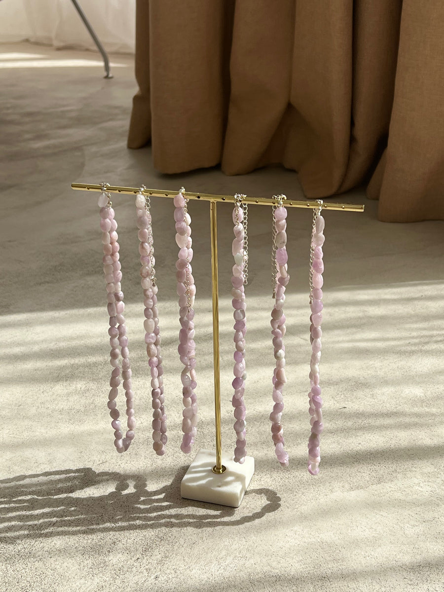 COLLIER GALETS KUNZITE : FÉMINITÉ